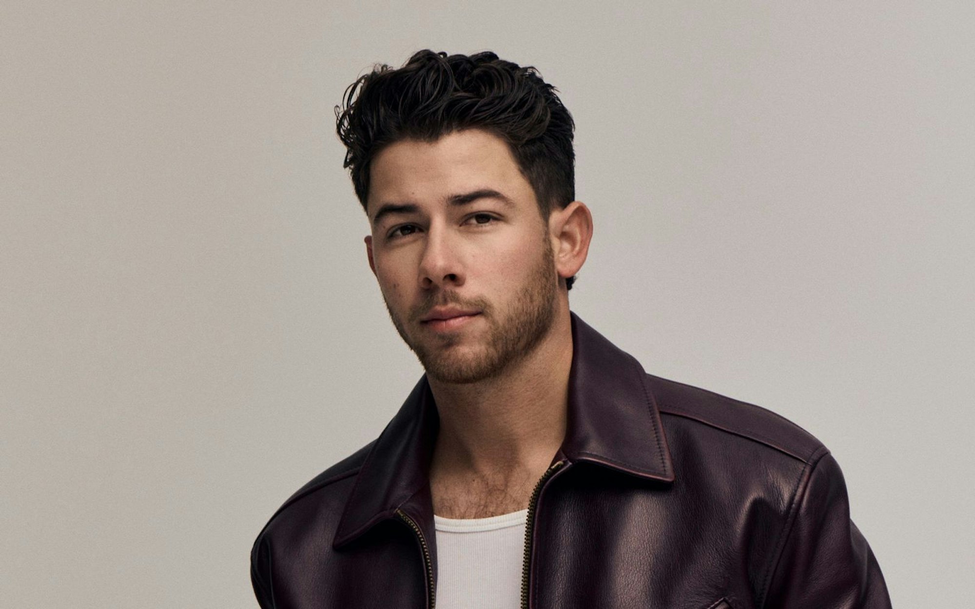 Spürbar gereift, künstlerisch und vor allem persönlich: Nick Jonas besingt auf „Sunday Best“ die Licht- und Schattenseiten des Erwachsenseins. (Bild: Universal Music)
