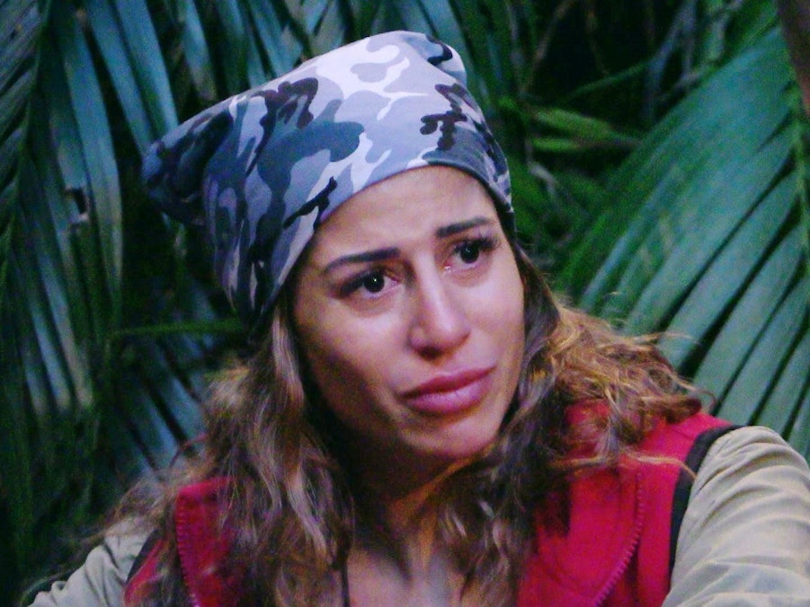 Patrick Romer sucht am Weiher das Gespräch mit Eva Benetatou. Noch bevor er etwas sagen kann, schießen ihr die Tränen in die Augen.