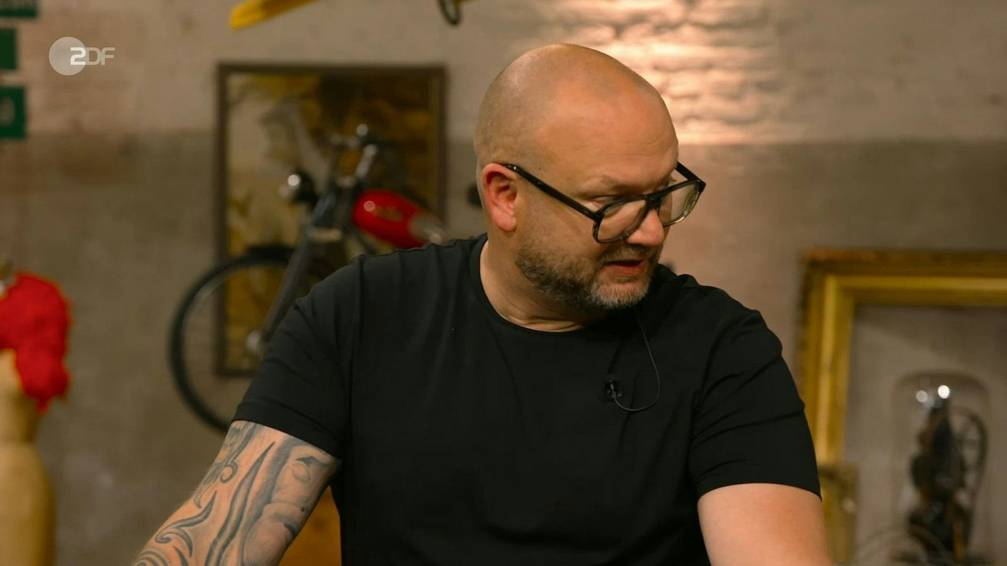 Ein vermeintlich kaputter Kompass führte zum Streit: „Aber der Zeiger bewegt sich doch gar nicht ...“, fiel Horst Lichter seinem Experten ins Wort. Genervt zischte Deutschmanek: „Moment!“ Lichter fuhr zurück: „Schrei mich nicht an!“ (Bild: ZDF)