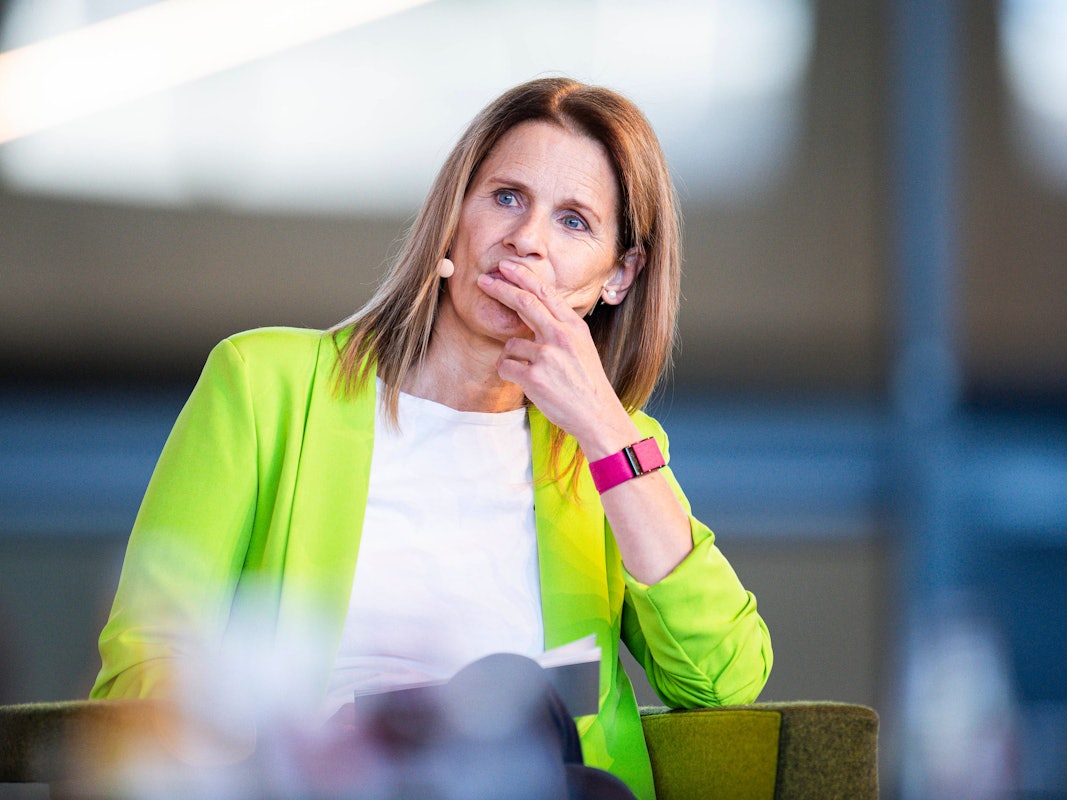 Katrin Müller-Hohenstein schaut bei einer Olympia-Diskussionsrunde ernst.