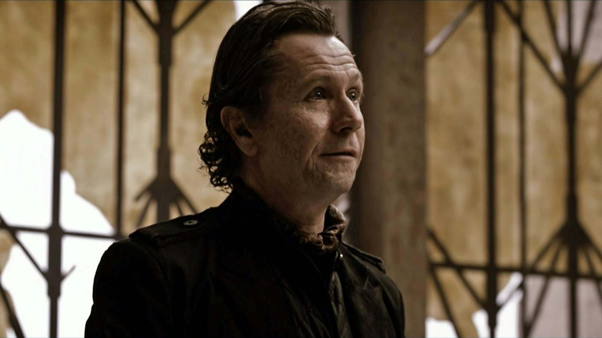 Der kaltblütige Unternehmer Carnegie (Gary Oldman) strebt eine neue Diktatur an. (Bild: RTLZWEI)