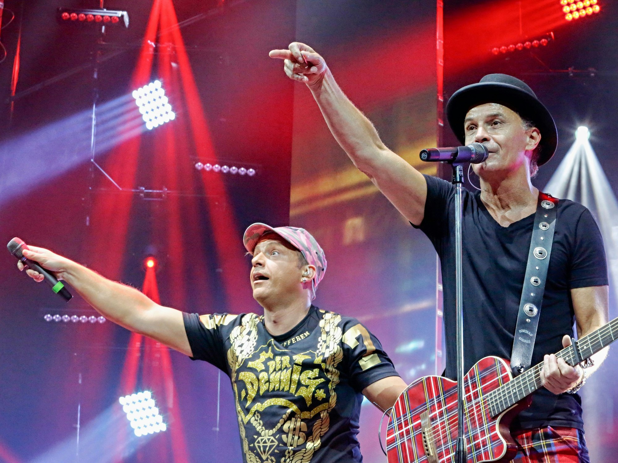 „Dennis aus Hürth“ zusammen mit Peter Brings auf der Bühne.