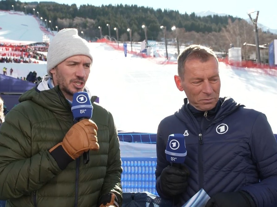 Kritische Blicke vor der Olympia-Abfahrt der Männer: Experte Felix Neureuther (links) und Moderator Markus Othmer konnten später aufatmen: Es gab keine schweren Stürze. (Bild: ARD)