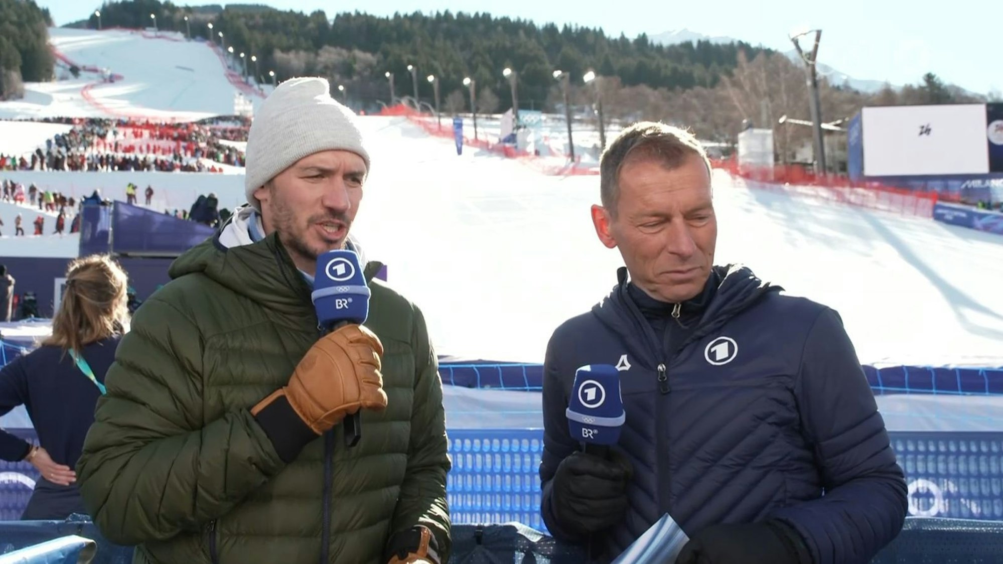 Kritische Blicke vor der Olympia-Abfahrt der Männer: Experte Felix Neureuther (links) und Moderator Markus Othmer konnten später aufatmen: Es gab keine schweren Stürze. (Bild: ARD)