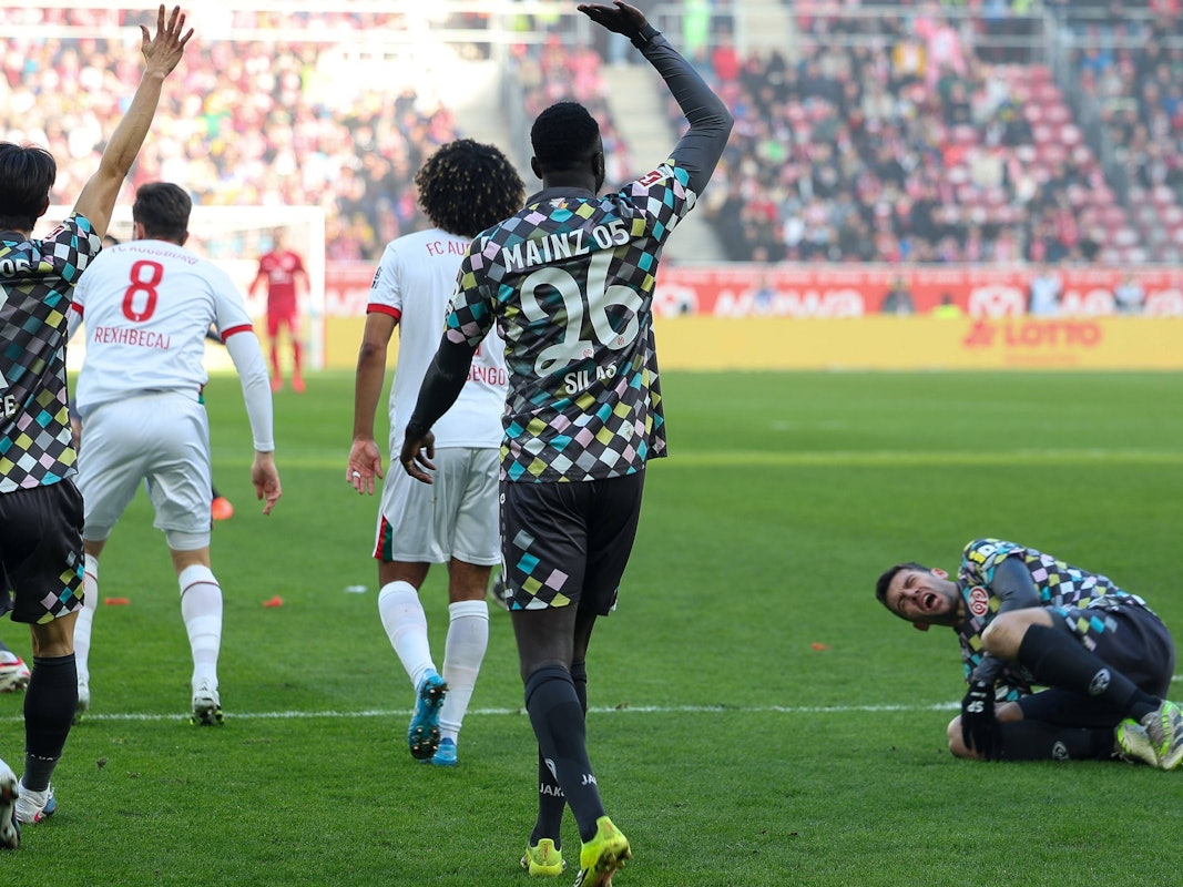 Stefan Bell liegt im Strafraum auf dem Boden.