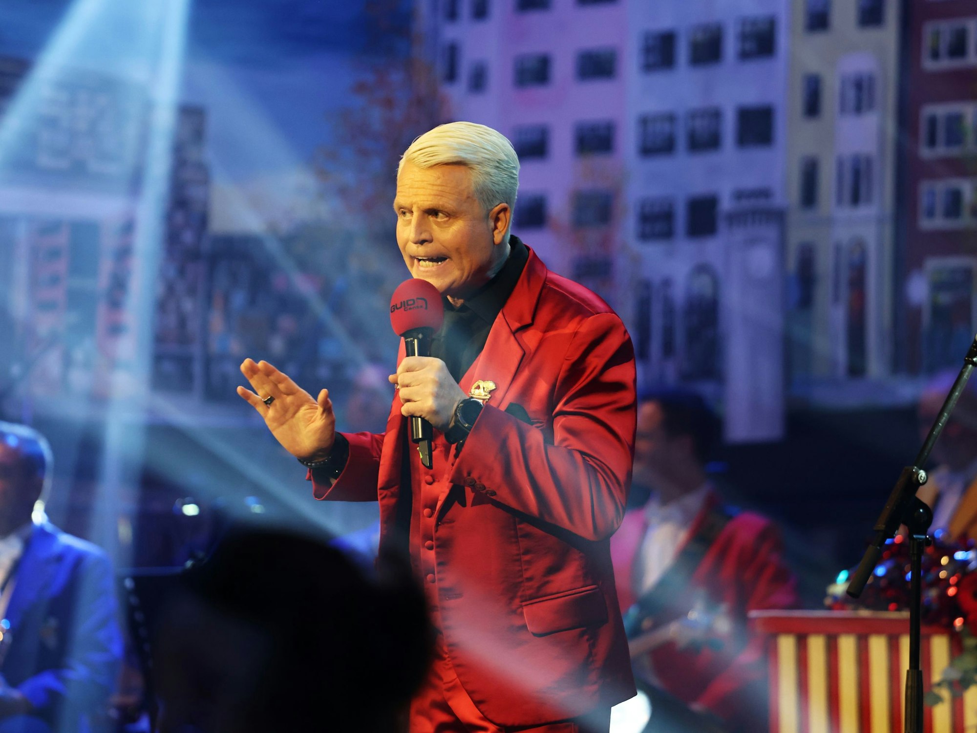Guido Cantz beim Auftritt auf der Bühne.