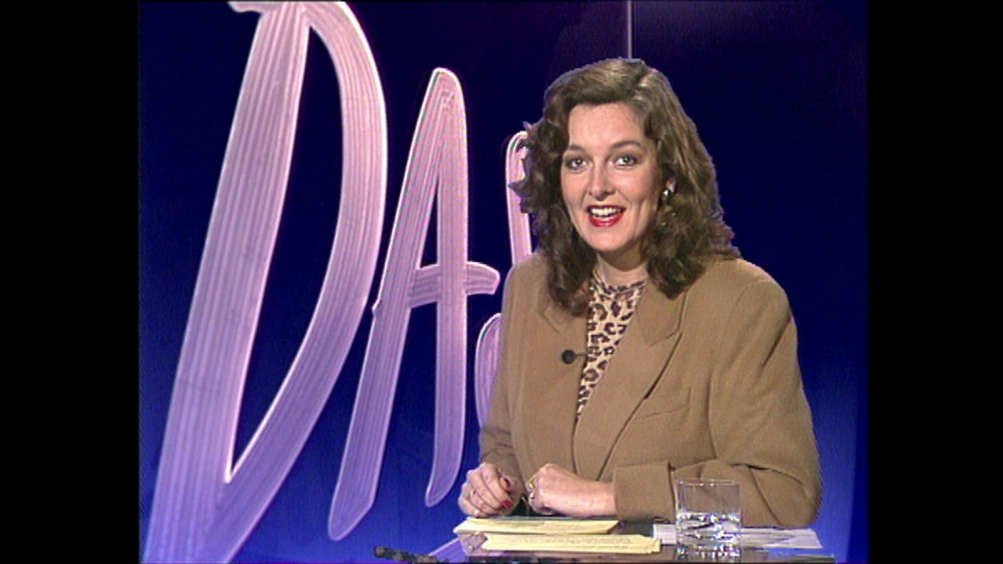 Bild aus der allerersten Sendung: Bettina Tietjen sagt 1993 erstmals „Hallo“ im NDR-Format „DAS“. (Bild: NDR)