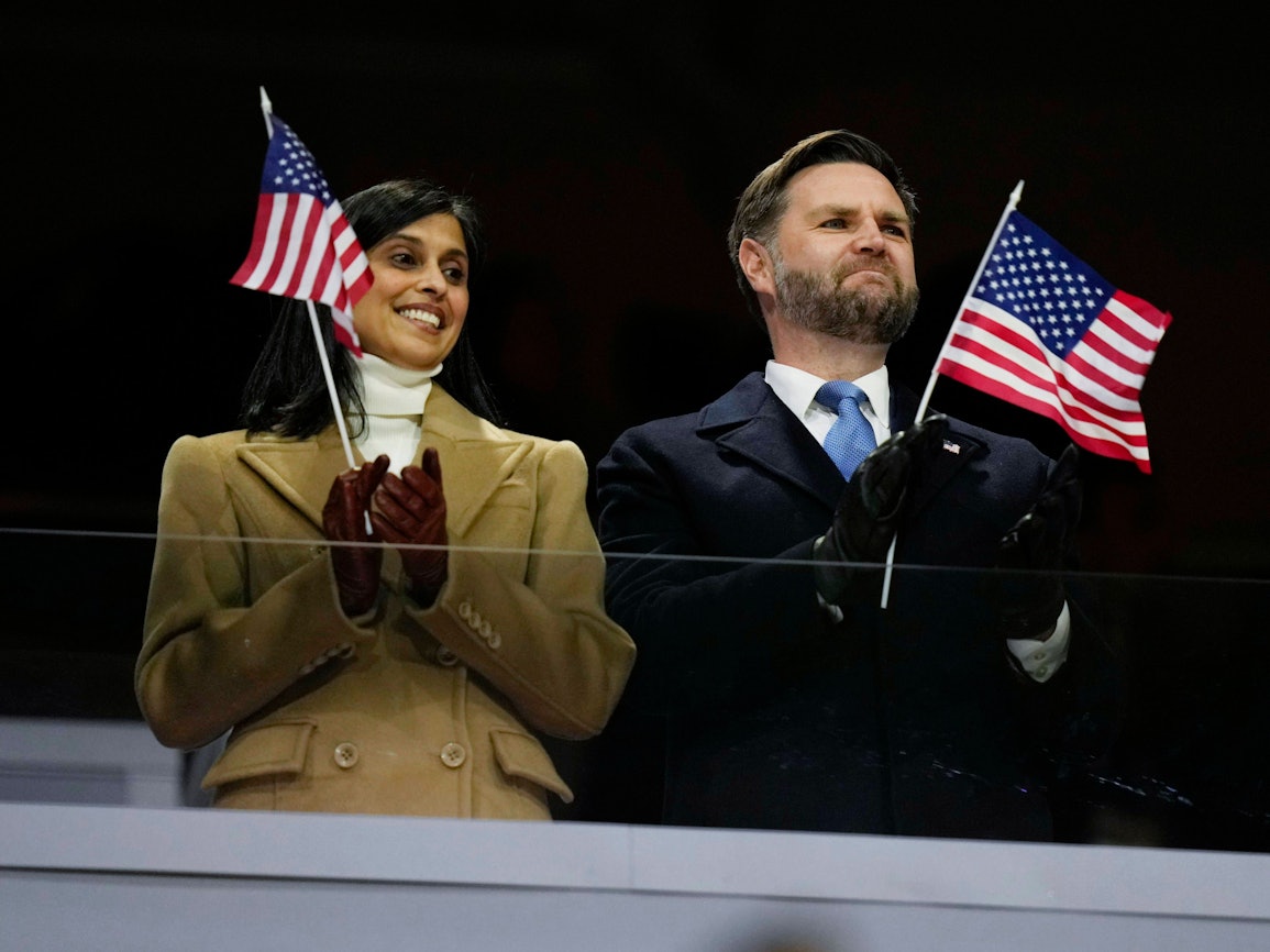 JD Vance schwenkt ein US-Fähnchen bei der Olympia-Eröffnungsfeier neben seiner Frau Usha.
