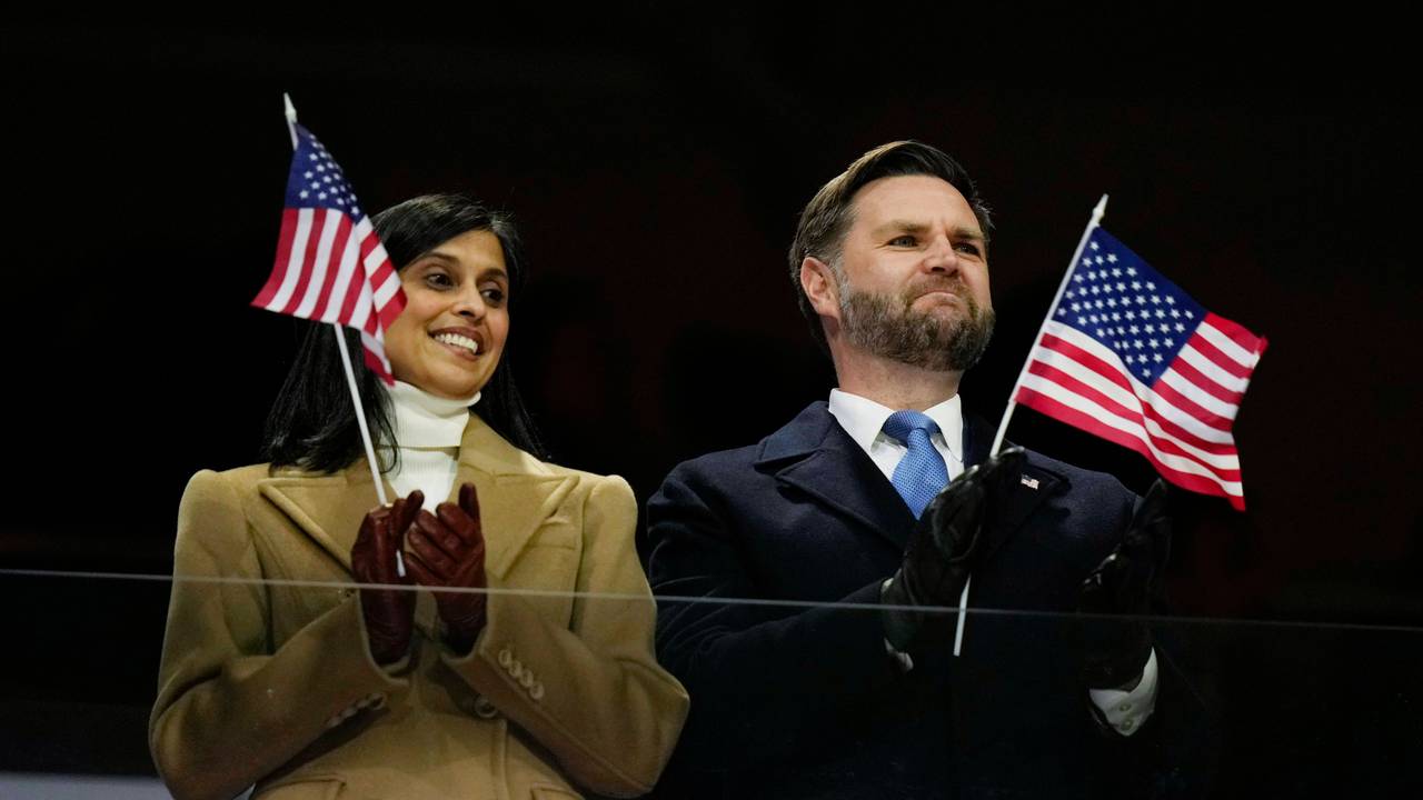 JD Vance schwenkt ein US-Fähnchen bei der Olympia-Eröffnungsfeier neben seiner Frau Usha.