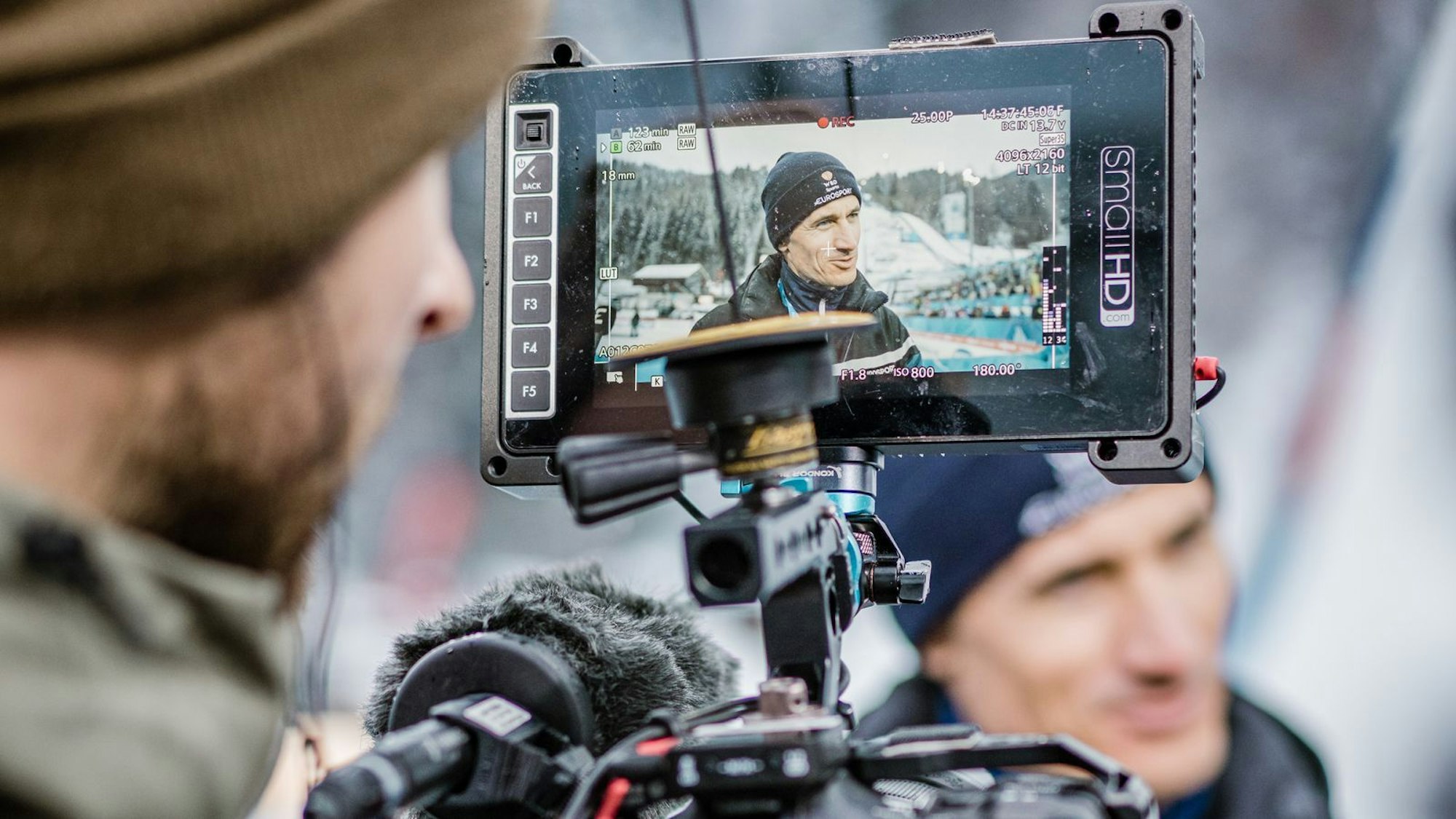 Martin Schmitt im Kamerafokus von Eurosport. Der 48-jährige Schwarzwälder gewann 2002 selbst Olympisches Gold für Deutschland im Teamwettbewerb. (Bild: Eurosport)