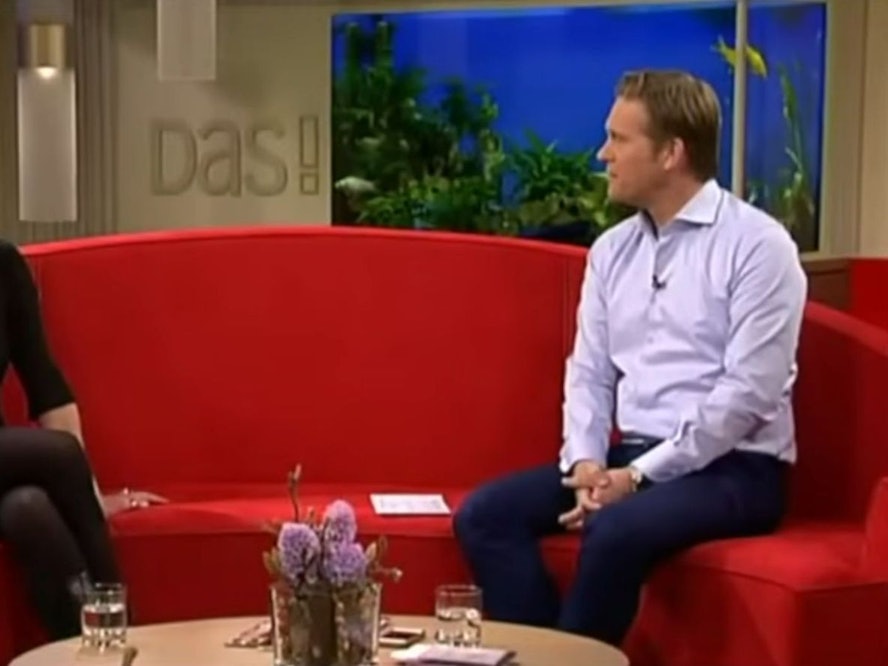 Katja Riemann und Hinnerk Baumgarten fanden bei „DAS! Rote Sofa“ keinen gemeinsamen Gesprächsnenner. (Bild: NDR)