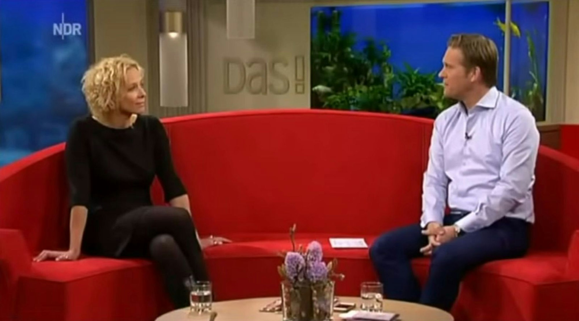 Katja Riemann und Hinnerk Baumgarten fanden bei „DAS! Rote Sofa“ keinen gemeinsamen Gesprächsnenner. (Bild: NDR)