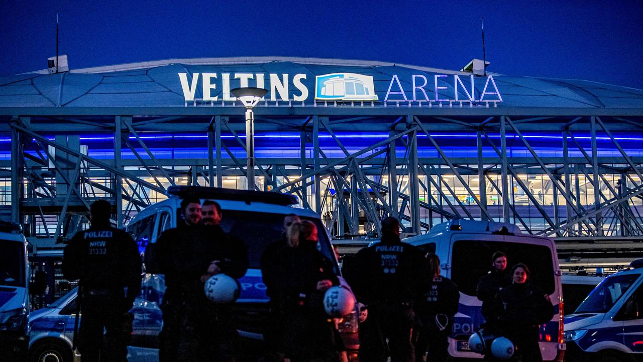 Polizisten stehen vor der Einfahrt zum Stadion.