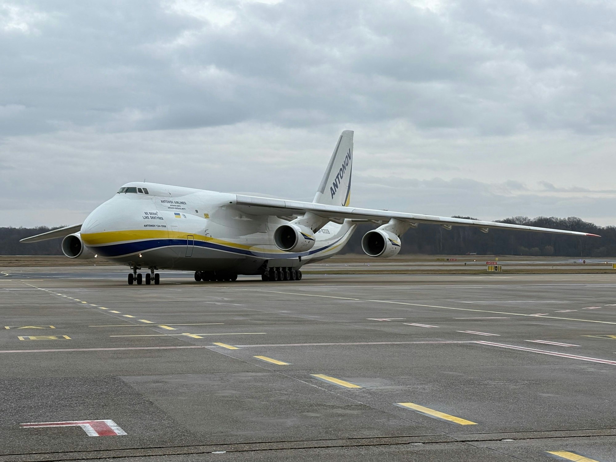 Die Antonov 124 auf dem Kölner Rollfeld.
