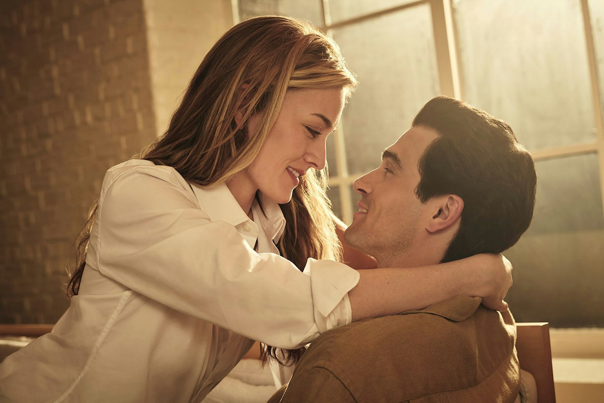 Carolyn Bessette (Sarah Pidgeon) und John F. Kennedy Jr. (Paul Anthony Kelly) lieben sich. (Bild: Disney/2025, FX.)