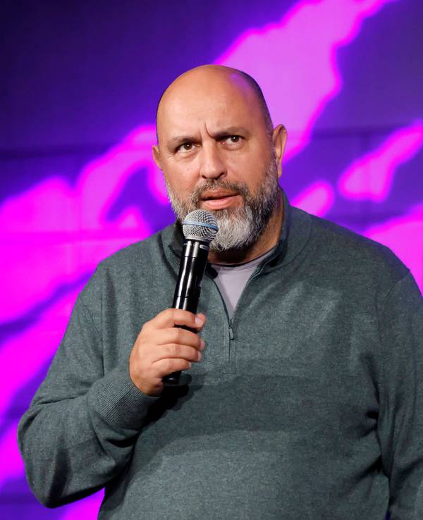 Kabarettist Serdar Somuncu steht im Rahmen des Podcasts „BOYGROUP“ auf der Bühne.