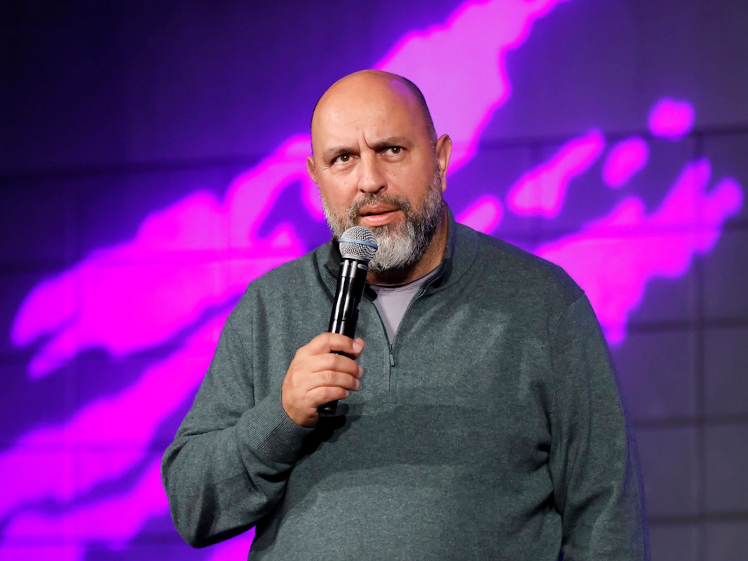 Kabarettist Serdar Somuncu steht im Rahmen des Podcasts „BOYGROUP“ auf der Bühne.