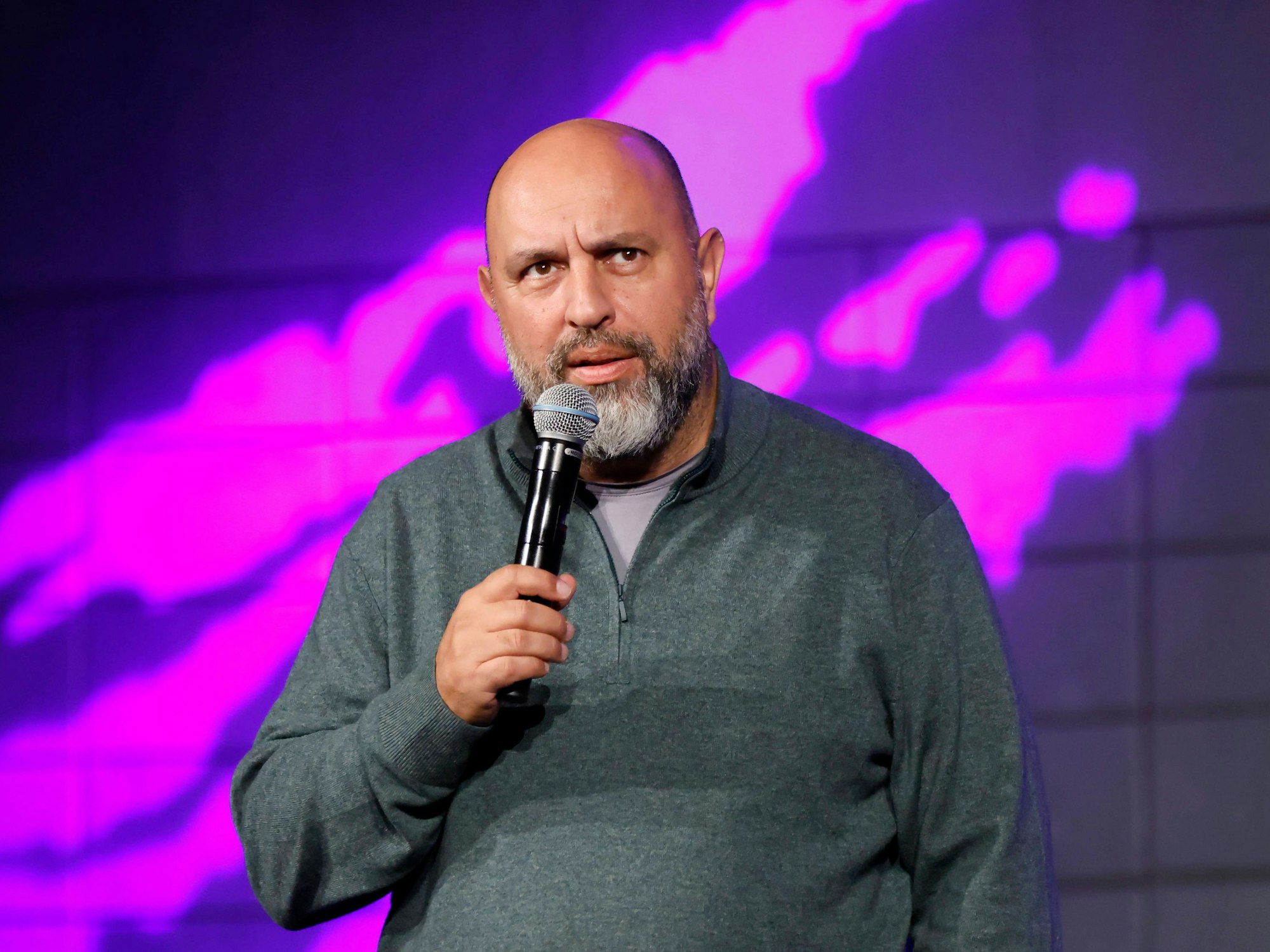 Kabarettist Serdar Somuncu steht im Rahmen des Podcasts „BOYGROUP“ auf der Bühne.