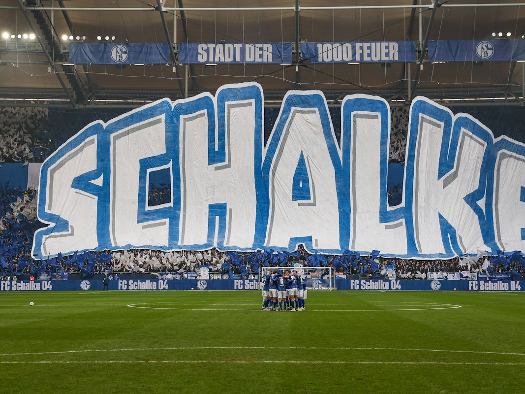 Blick auf die Choreo der Fans des FC Schalke 04.