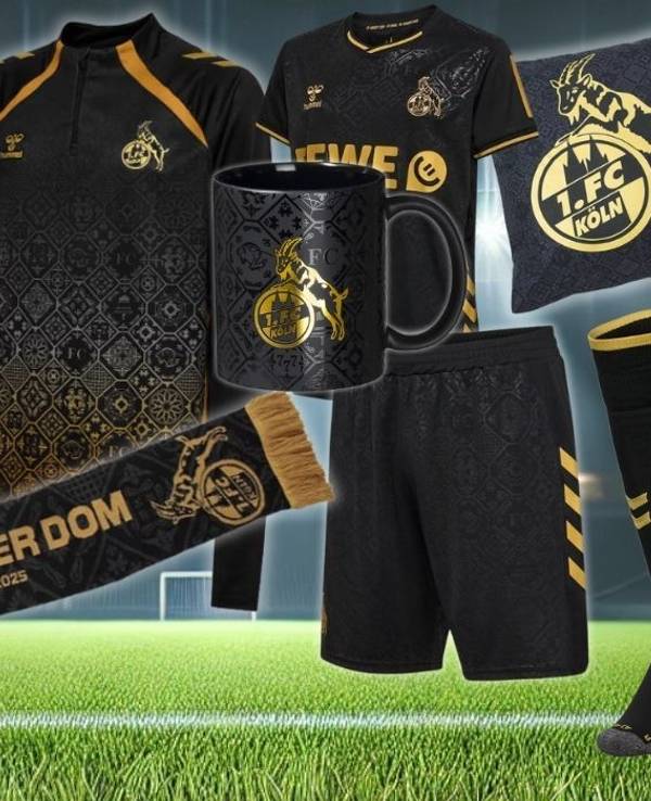 1. FC Köln FC x Dom Kollektion mit Ausweichtrikot 2025/26 Senior und Junior, Auflaufjacke, Aufwärmtop, Shorts, Bettwäsche, Premiumtasse, Premiumschal vor einem grünen Rasen in einem Fußballstadion in der Nacht mit Flutscheinwerfern