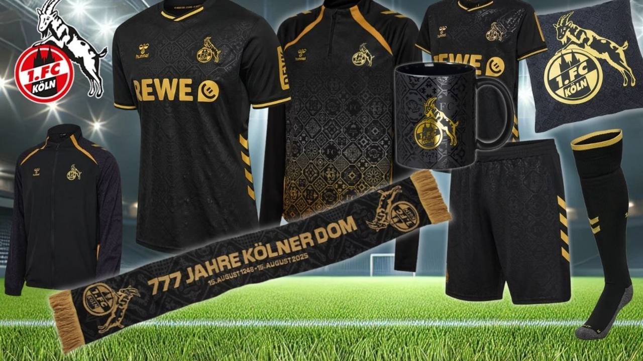 1. FC Köln FC x Dom Kollektion mit Ausweichtrikot 2025/26 Senior und Junior, Auflaufjacke, Aufwärmtop, Shorts, Bettwäsche, Premiumtasse, Premiumschal vor einem grünen Rasen in einem Fußballstadion in der Nacht mit Flutscheinwerfern