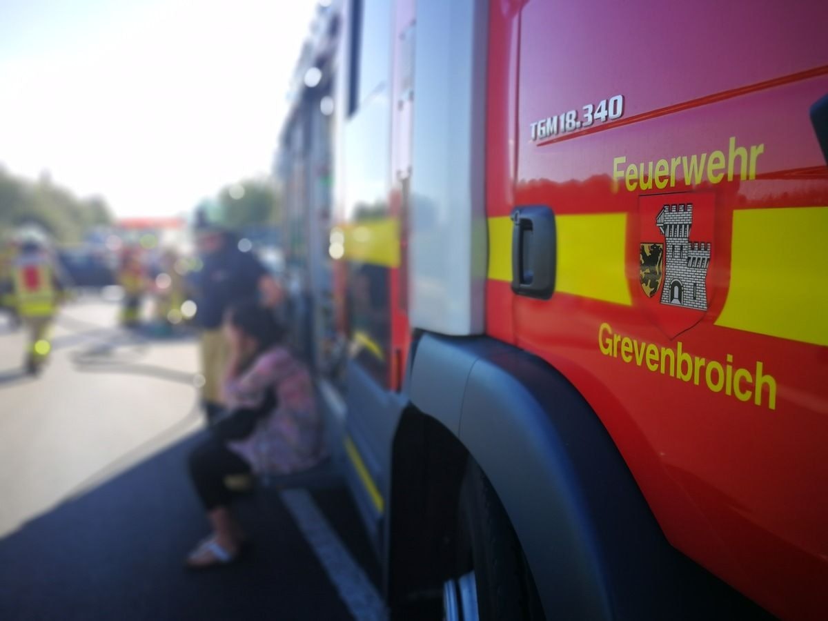Unfall auf der L116 bei Grevenbroich mit fünf Verletzten.