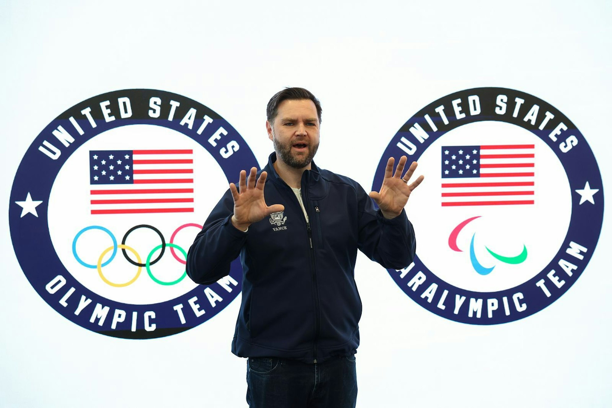 US-Vize-Präsident JD Vance macht seit seiner Ankunft bei Olympia von sich reden. (Bild: 2026 Getty Images/Pool)