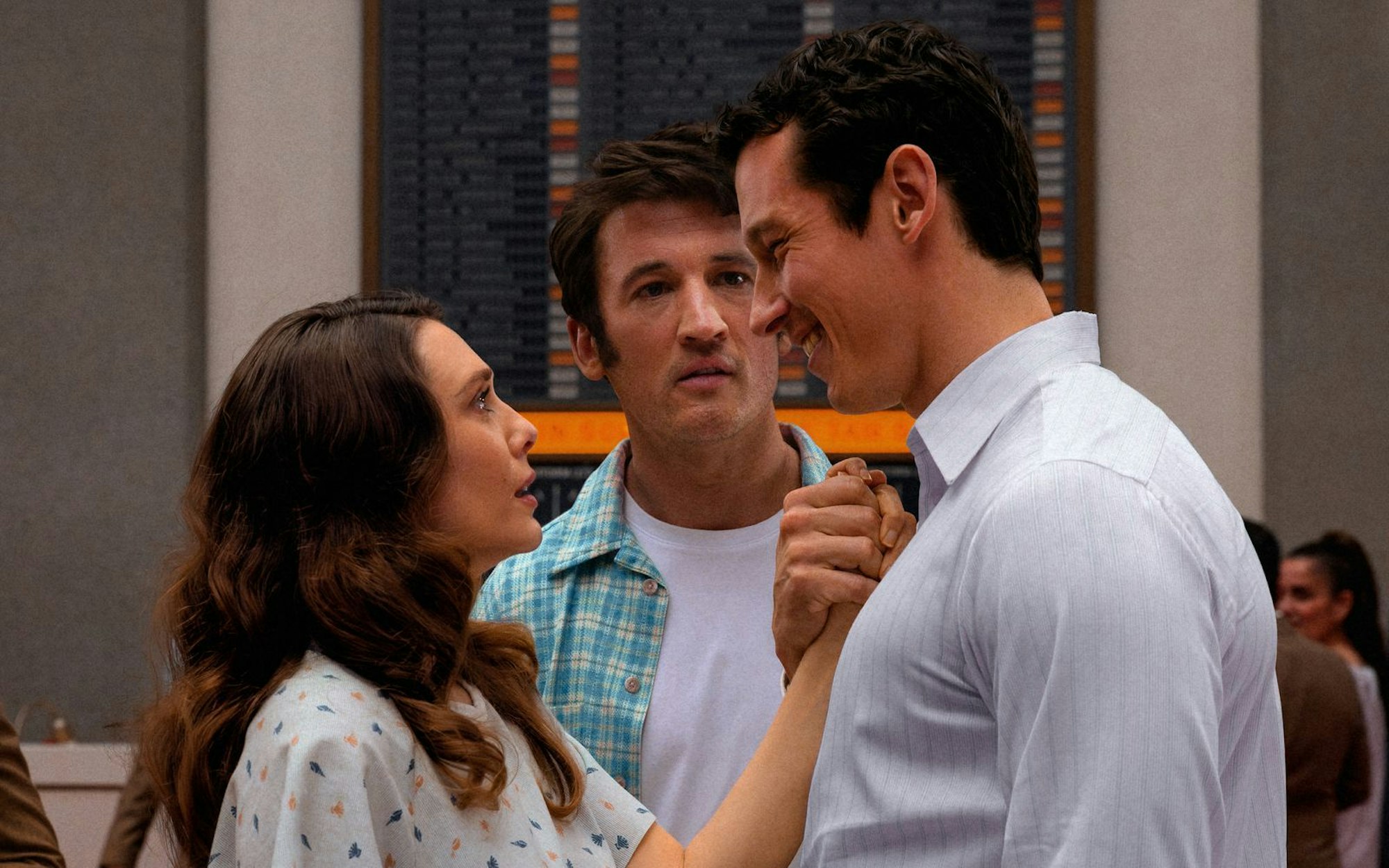 Als Joan (Elizabeth Olsen) in „Eternity“ im Jenseits landet, wird sie mit einer schwierigen Entscheidung konfrontiert: Nicht nur Larry (Miles Teller, Mitte), mit dem sie ihr Leben verbracht hat, erwartet sie dort. Es kommt auch zum Wiedersehen mit Luke (Callum Turner), ihrer ersten große Liebe, die jung starb. (Bild: Apple)