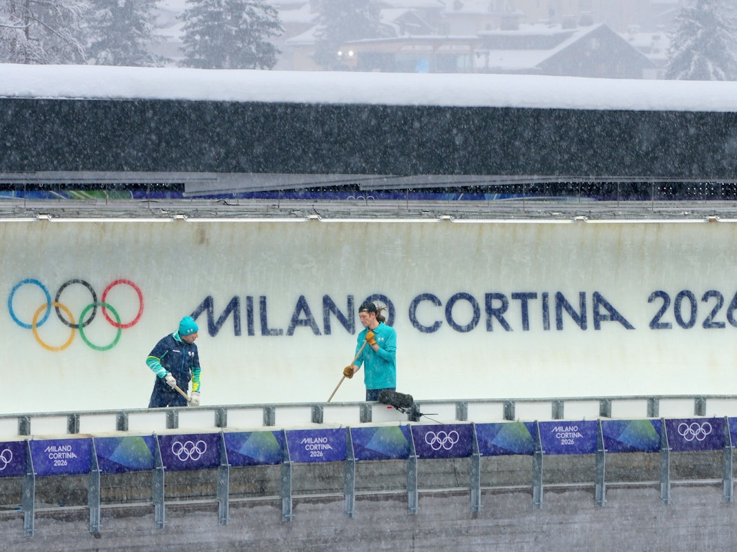 Die Bob- und Rodelbahn im Cortina Sliding Centre wird vorbereitet.