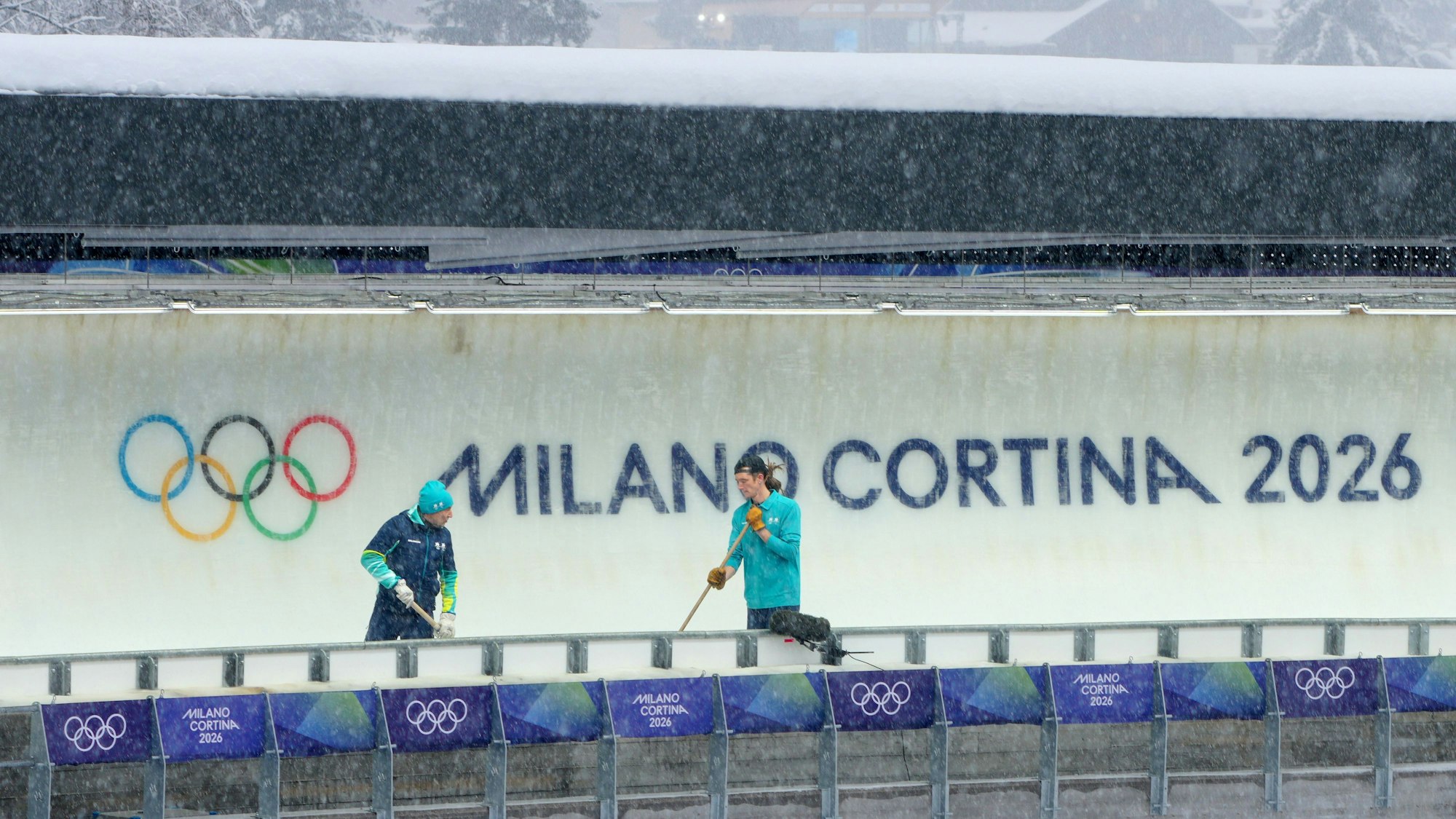 Die Bob- und Rodelbahn im Cortina Sliding Centre wird vorbereitet.