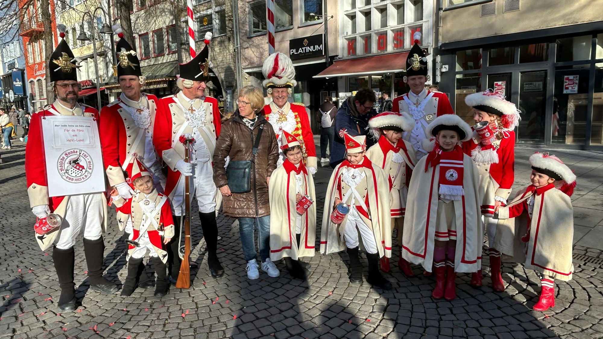 Die Roten Funken bei der Spenden-Aktion.