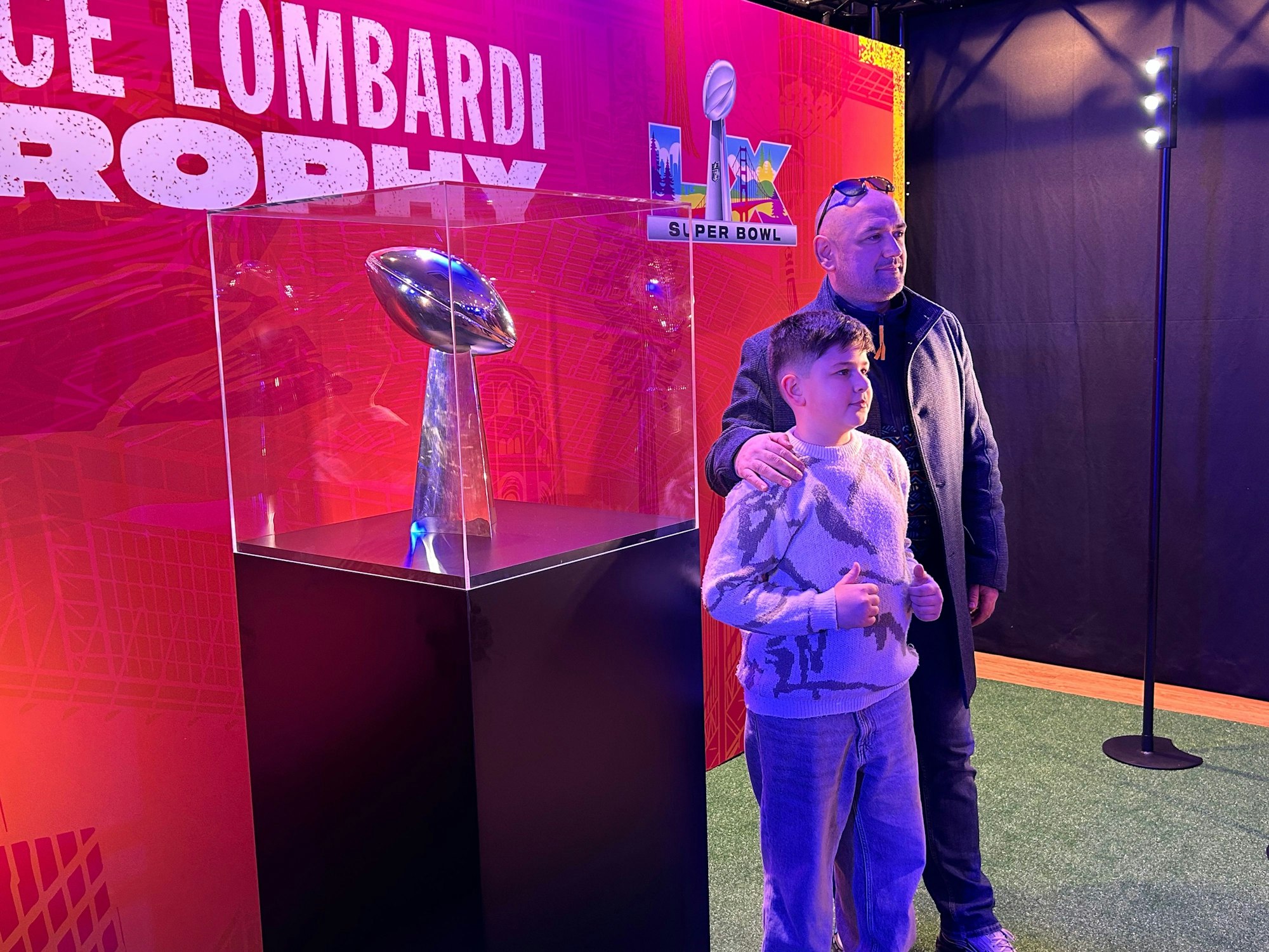 Gäste lassen sich vor der Vince-Lombardi-Trophy fotografieren.