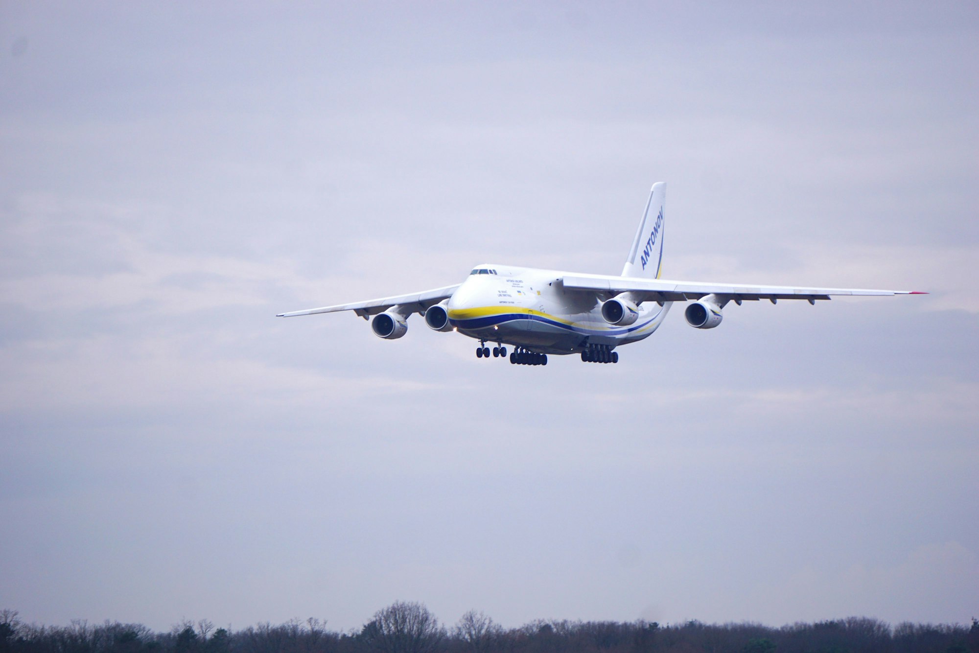 Die Antonov 124 im Landeanflug auf Köln/Bonn.