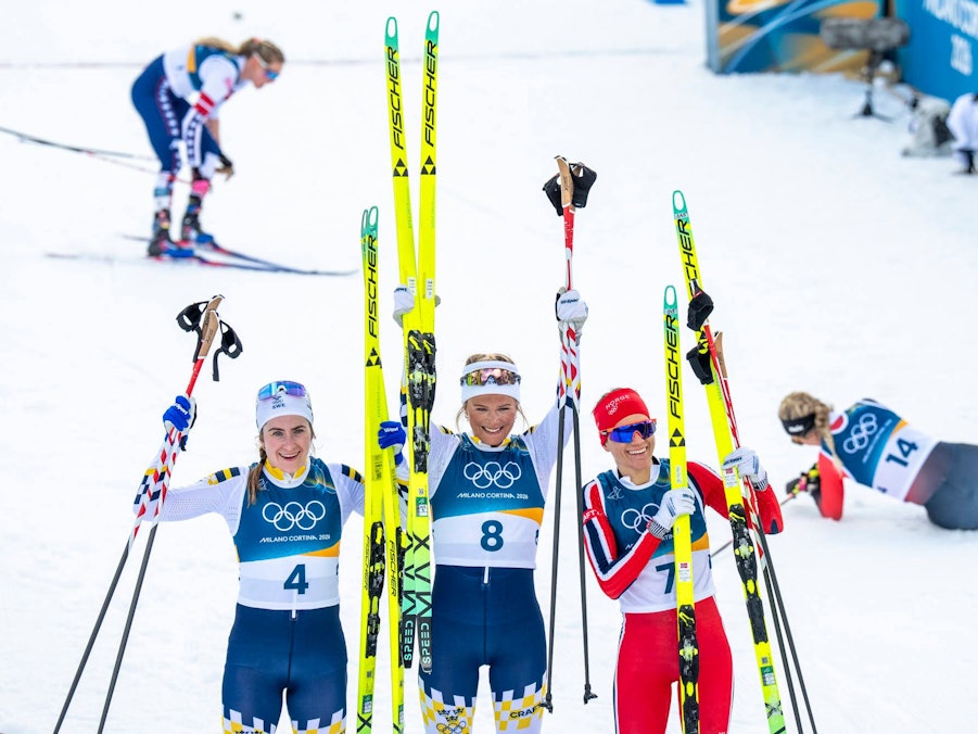 Ebba Andersson, Frida Karlsson und Heidi Weng posieren für das Siegerfoto.