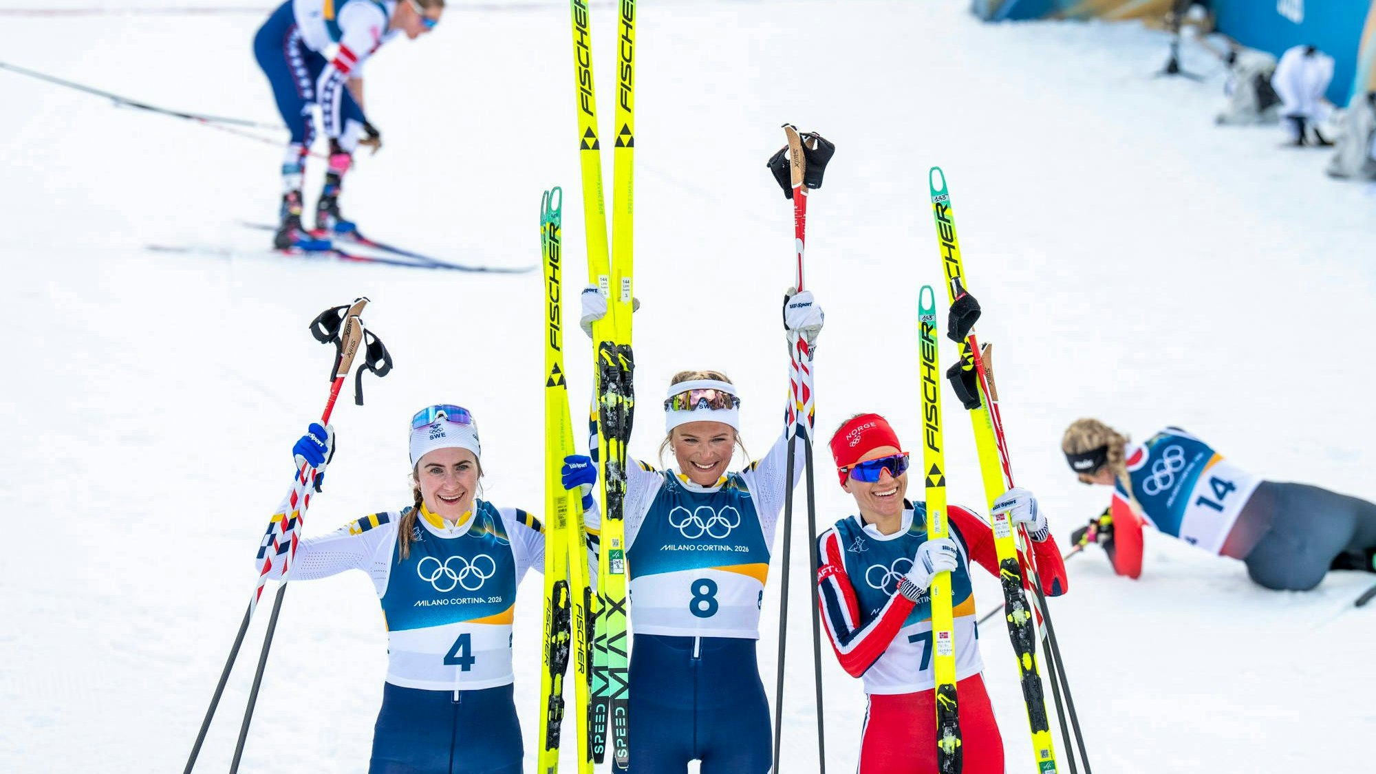 Ebba Andersson, Frida Karlsson und Heidi Weng posieren für das Siegerfoto.