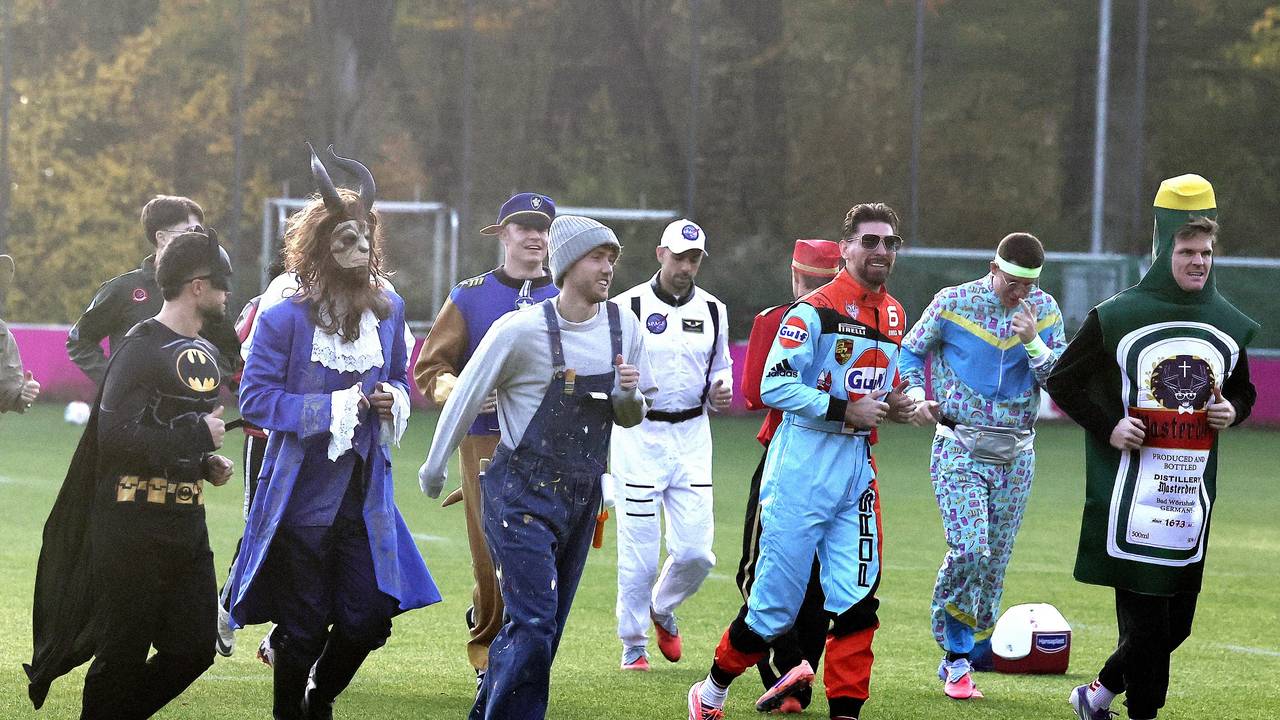 Der 1. FC Köln absolviert sein traditionelles Karnevalstraining.