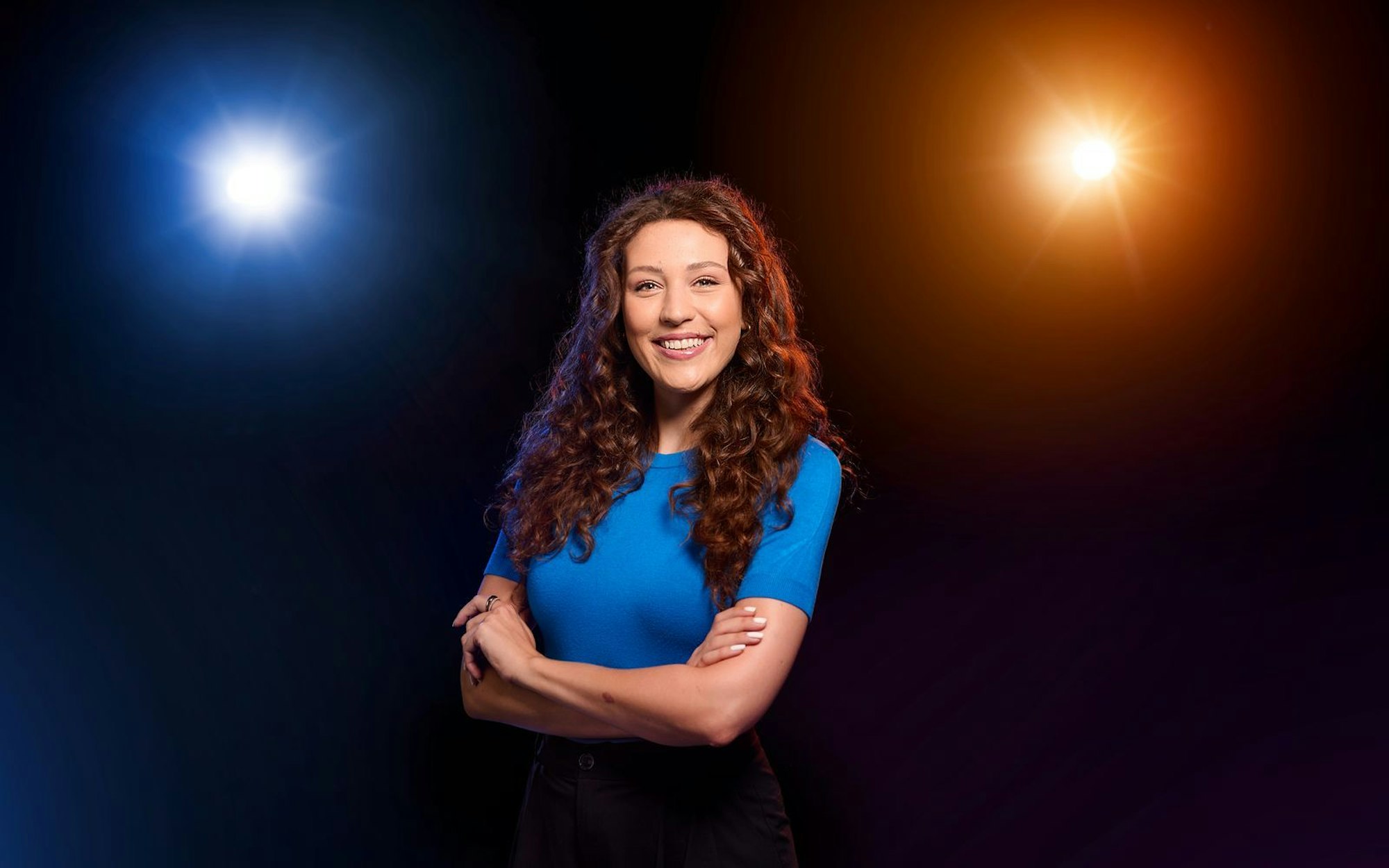 Lena Kesting moderiert bei den Olympischen Spielen in Mailand und Cortina d'Ampezzo für das ZDF die Skisprung-Wettkämpfe - unter anderem am Dienstag, 10. Februar, Mixed-Team (1. Durchgang ab 18.45 Uhr). (Bild: ZDF und Andreas Reeg)