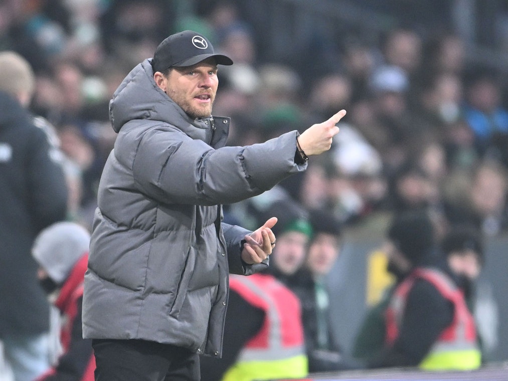 Eugen Polanski gibt an der Seitenlinie Anweisungen.