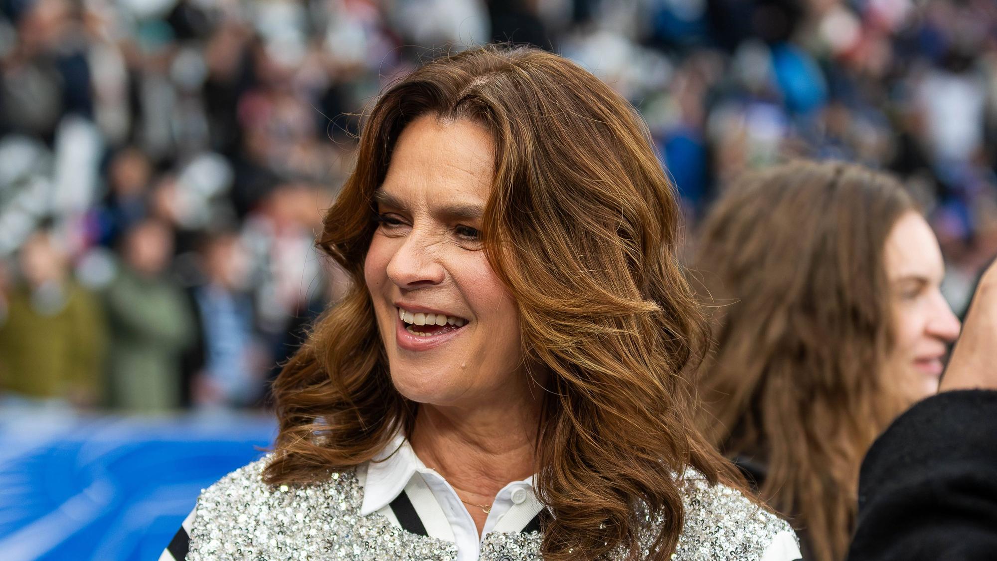 Katarina Witt lacht bei einem Interview.