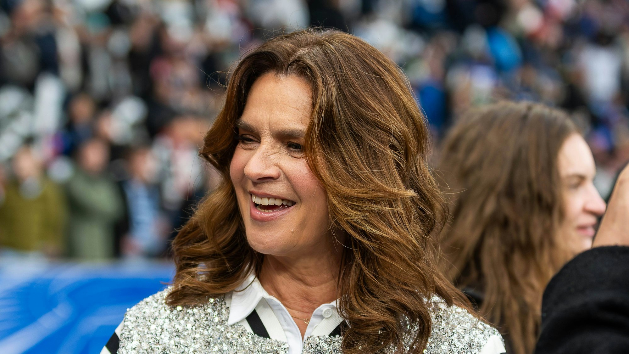 Katarina Witt lacht bei einem Interview.