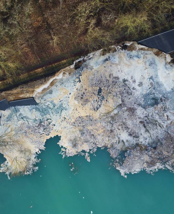 Der Asphalt einer Straße ist auf mehreren Metern weggebrochen.