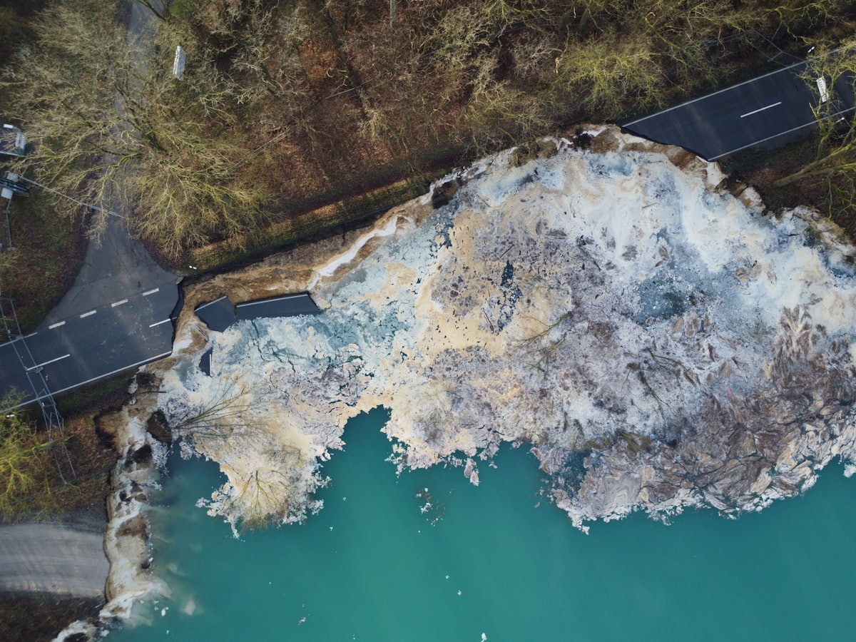 Der Asphalt einer Straße ist auf mehreren Metern weggebrochen.