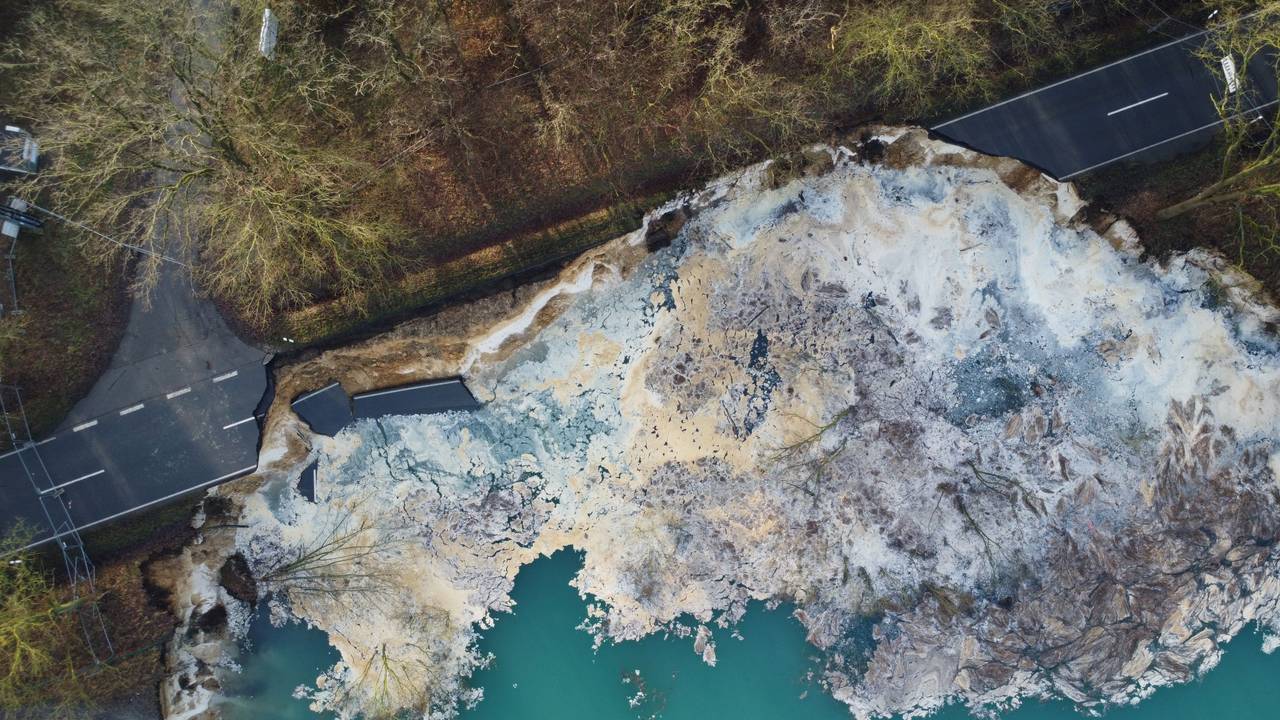 Der Asphalt einer Straße ist auf mehreren Metern weggebrochen.