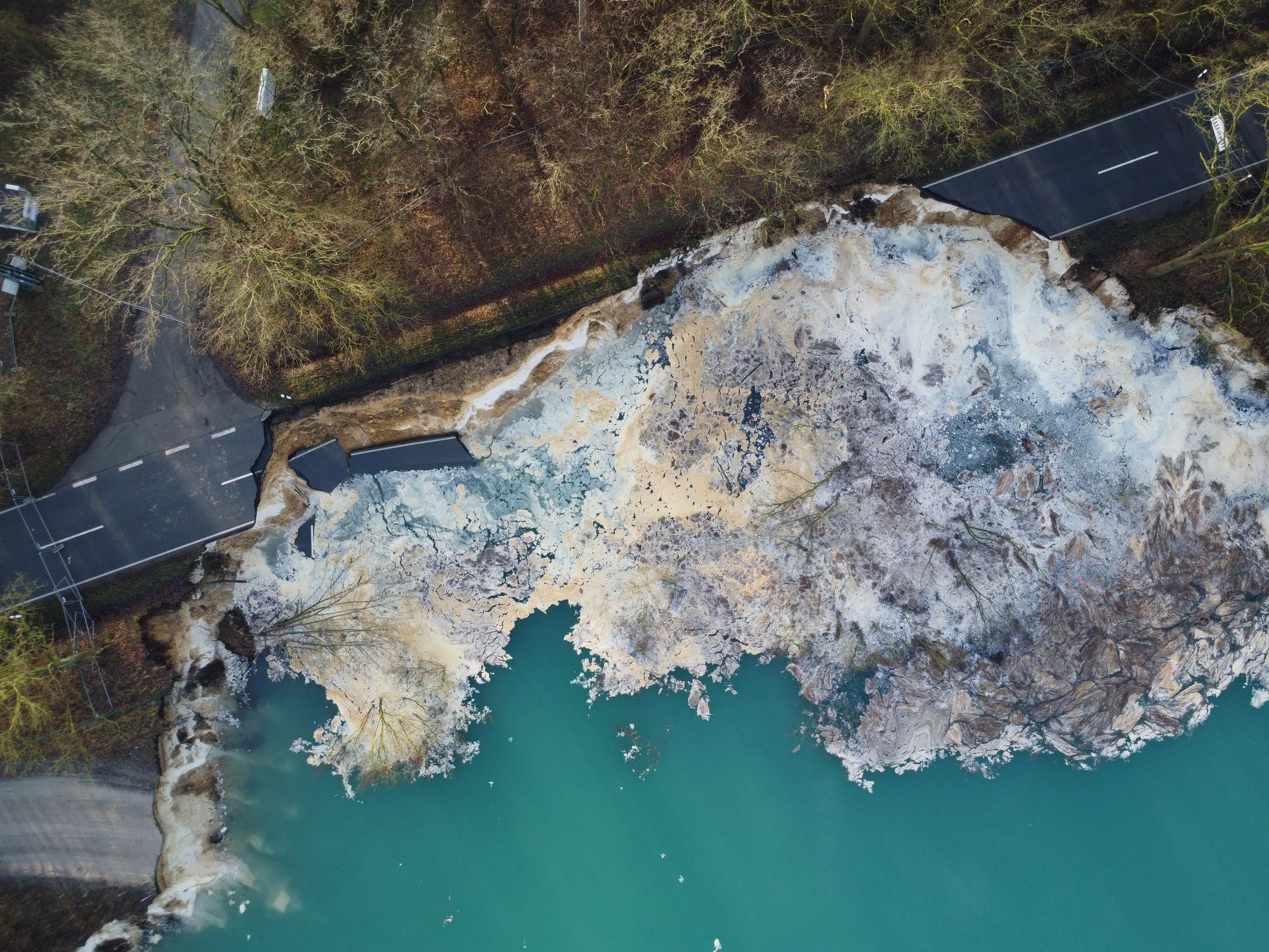 Der Asphalt einer Straße ist auf mehreren Metern weggebrochen.