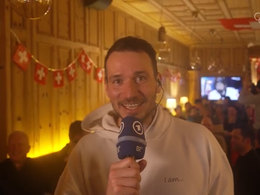 Felix Neureuther steht bei einer ARD-Schalte bei den Olympischen Winterspielen 2026 im Schweizer Haus.