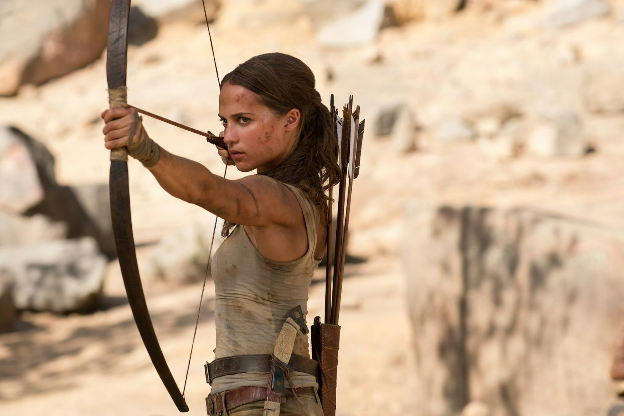 Lara Croft (Alicia Vikander) macht sich sieben Jahre nach seinem Verschwinden auf die Suche nach ihrem Vater. (Bild: RTL / © 2018 Warner Bros. Entertainment Inc. and Metro-Goldwyn-Mayer Pictures Inc.)