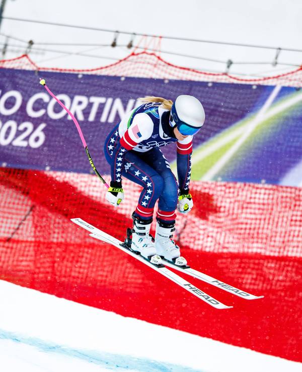 Eine Fahrerin beim Abfahrtstraining in Cortina d’Ampezzo.
