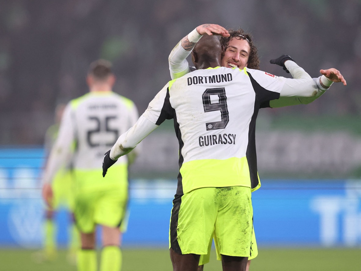 Serhou Guirassy und Fabio Silva umarmen sich.