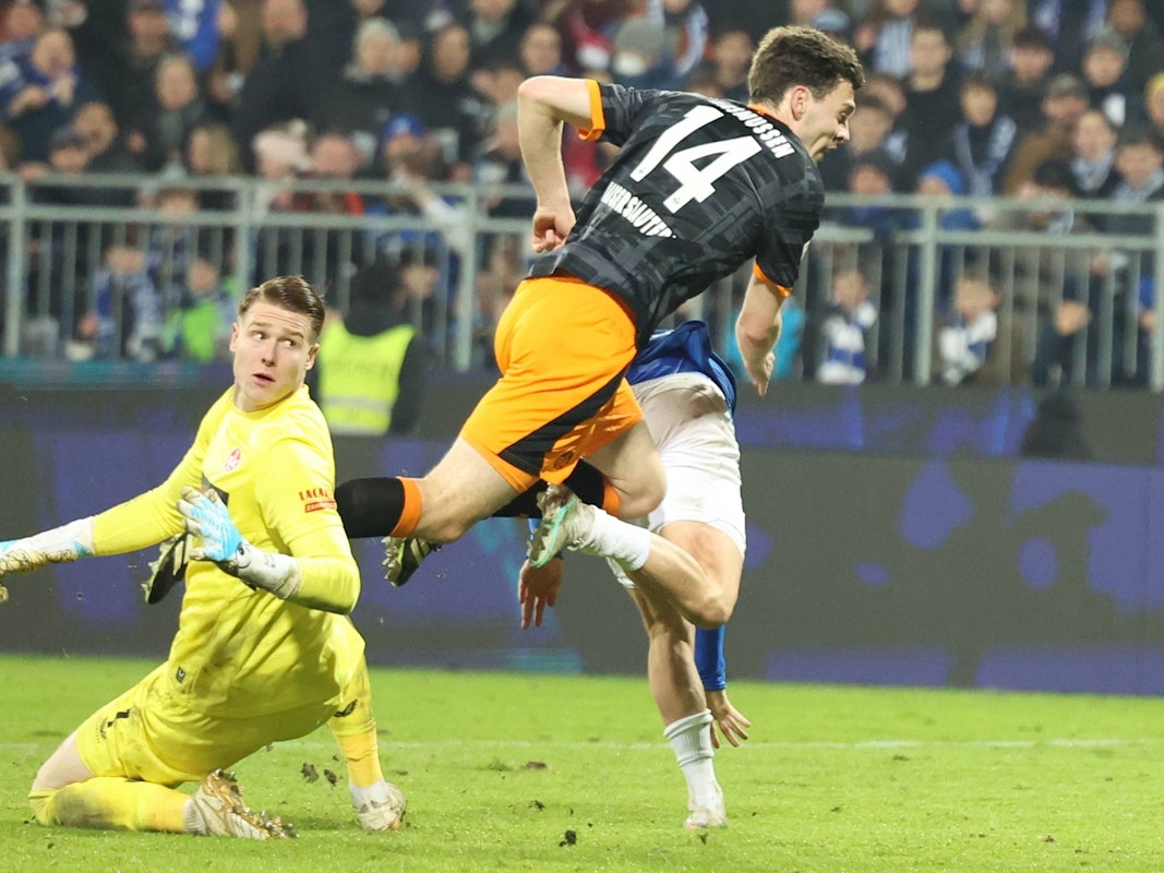 Torwart Julian Krahl (l.) kann dem Abschluss von Luca Marseiler nur hinterher schauen.