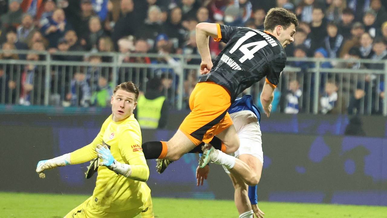 Torwart Julian Krahl (l.) kann dem Abschluss von Luca Marseiler nur hinterher schauen.